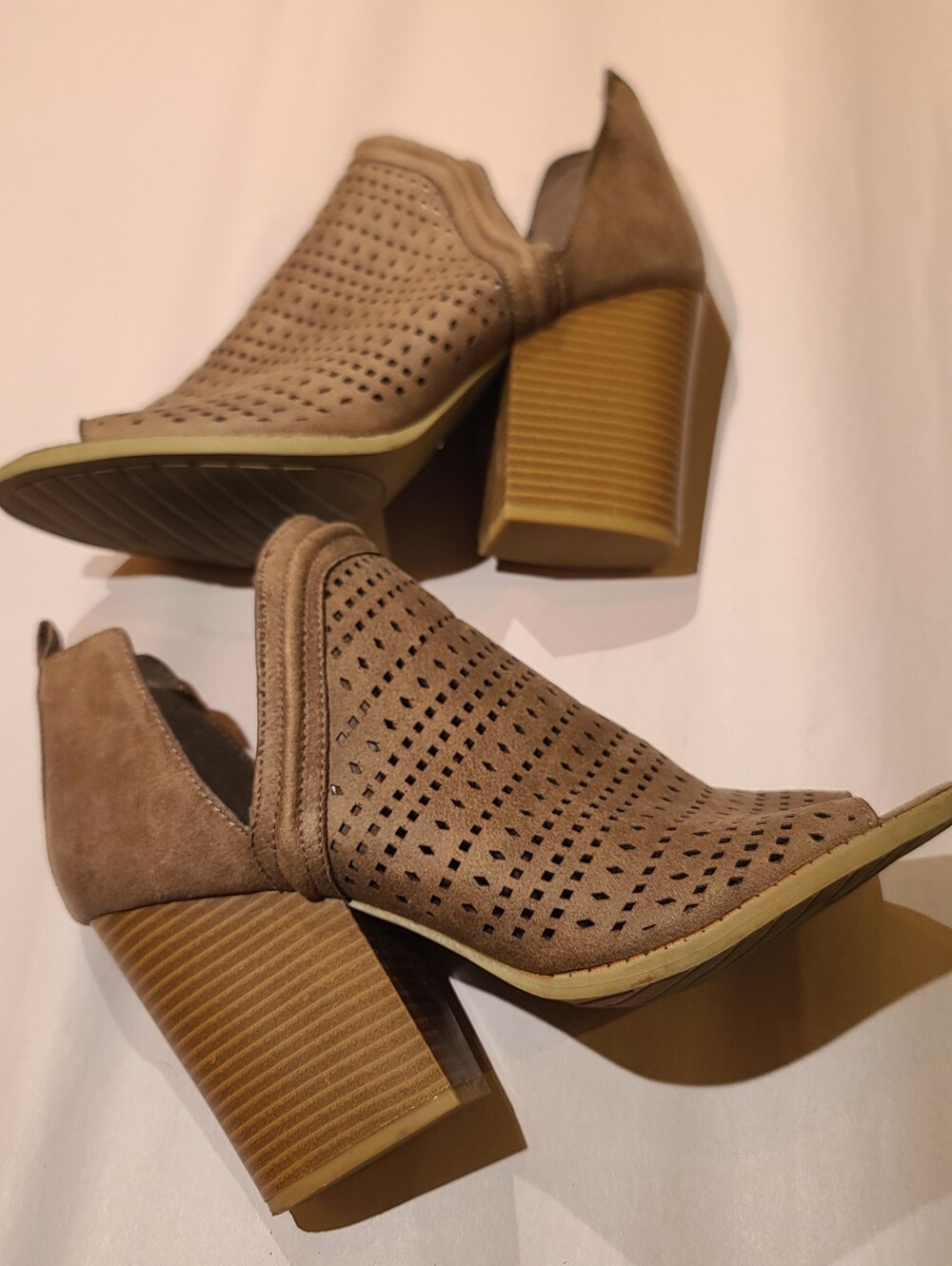 Qupid Brown Perforated Open Toe Ankle Booties Block Heel Faux Suede Sz 10